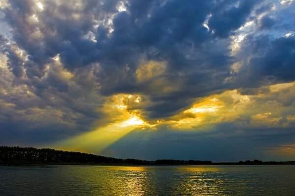 Un rayo de sol atraviesa las nubes