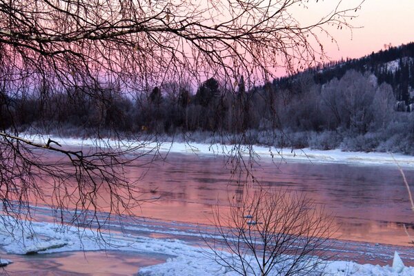 Schöner kalter Winterabend am Fluss