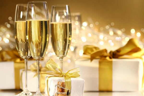 Champagner und Weihnachtsgeschenke auf dem Tisch