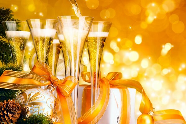 Cartolina di Capodanno con champagne e fiocchi