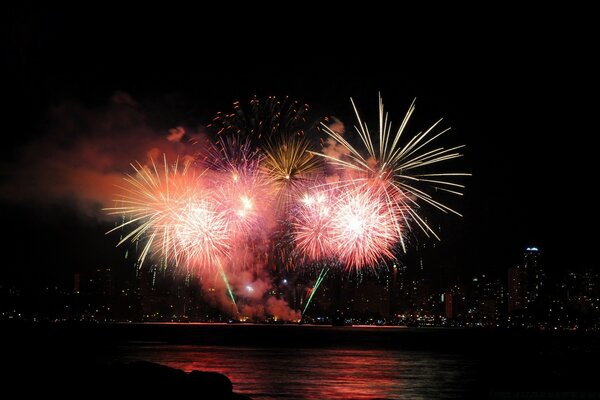 Fuochi d artificio rossi su sfondo scuro