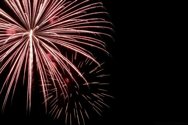 Fuegos artificiales rojos en el cielo