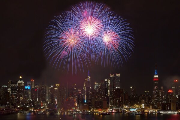 Ano Novo yakriye fogos de artifício sobre a cidade