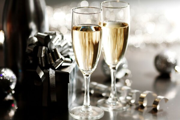 Champagne et cadeau du nouvel an sur la table