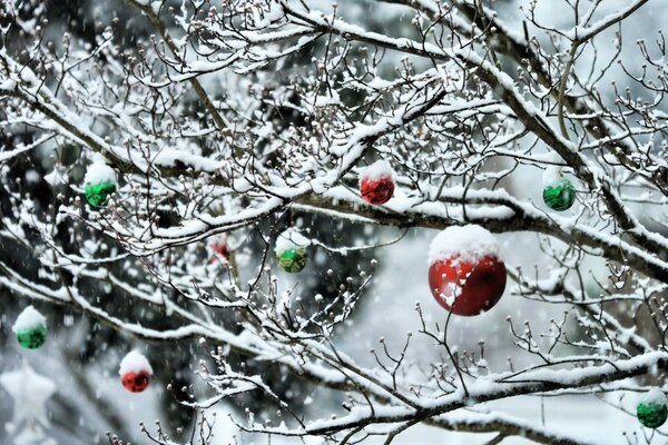 Árbol de invierno con juguetes festivos