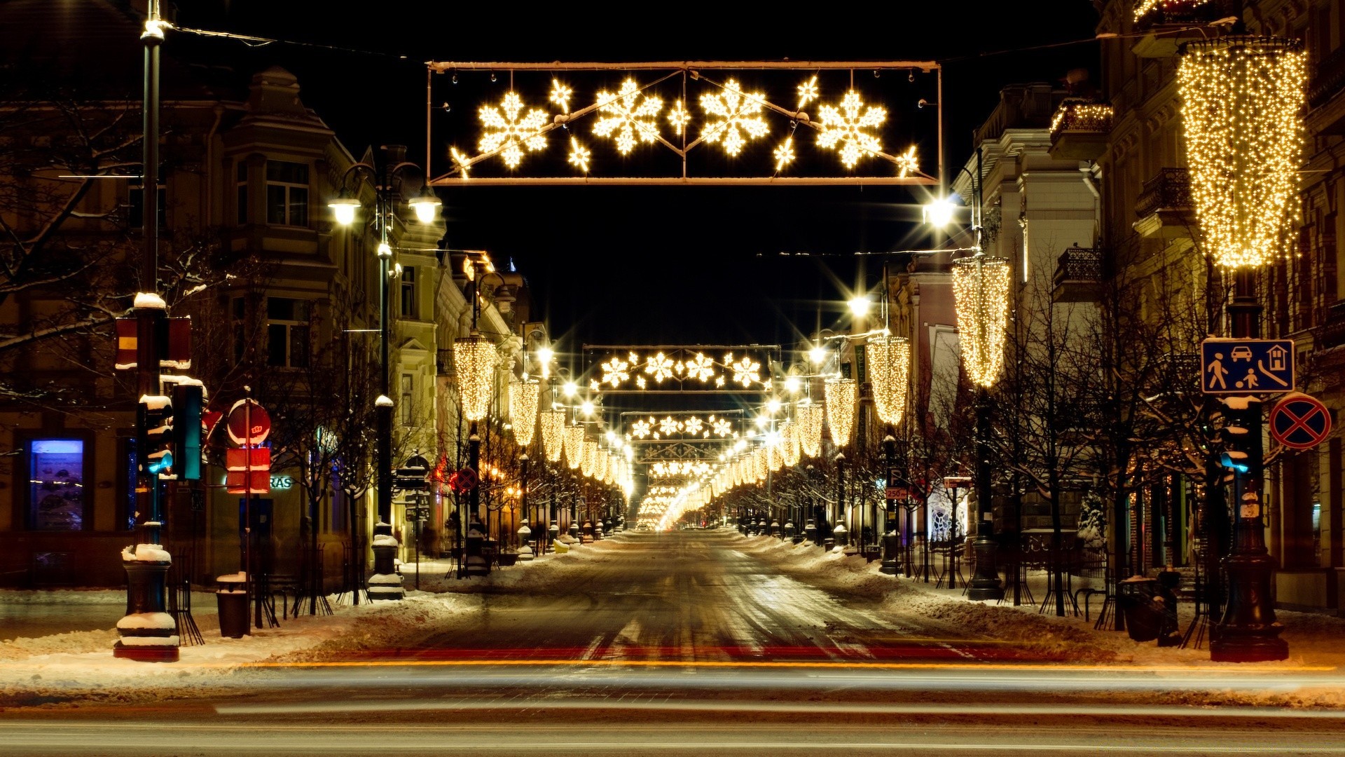 neujahr straße stadt straße reisen urban licht abend hintergrundbeleuchtung haus verkehr unschärfe tourismus tourist architektur szene dämmerung geschäfte auto allee