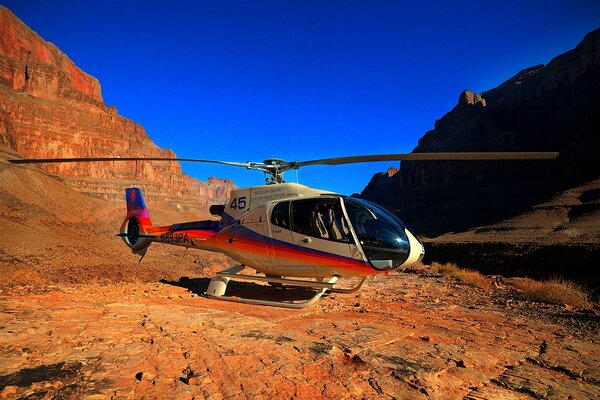 Ein kleiner schöner Hubschrauber in den Felsen