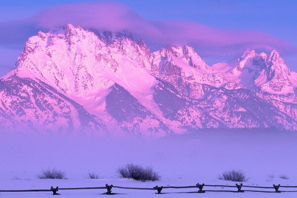 Aershinv neigeux au coucher du soleil. Paysage hivernal