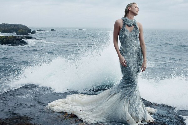 Schönheit in einem schicken Kleid am Meer