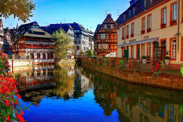 Landschaft in Europa Fluss in der Stadt