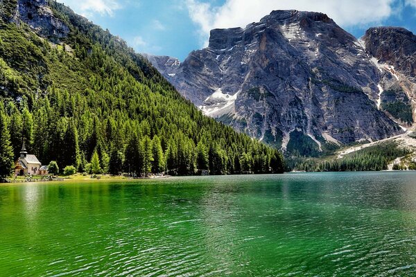 Montañas rocosas cerca de aguas verdes