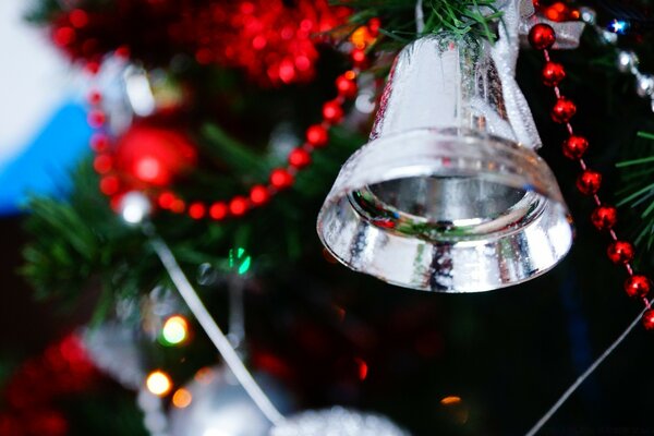 Vestito di Capodanno di un albero di Natale verde in prossimità