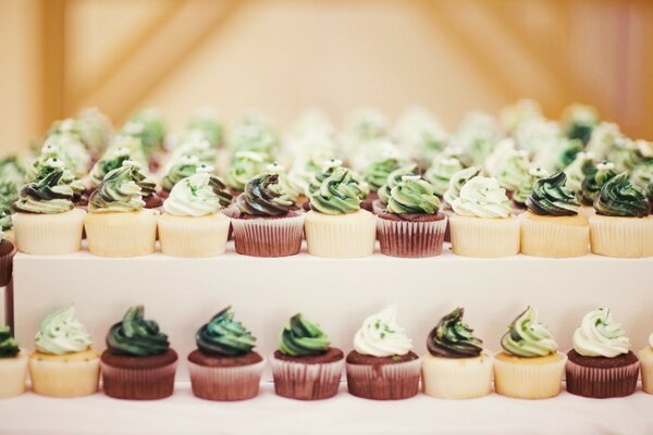 Délicieux gâteaux à la crème le jour de la Saint-Patrick