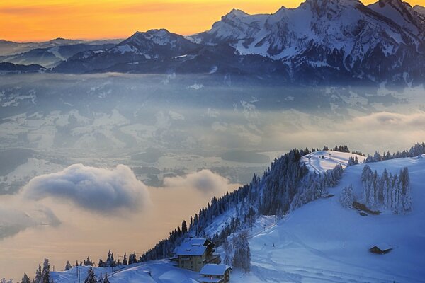 Schöner Hintergrund mit schneebedeckten Bergen und Wald