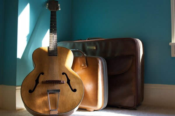 Gitarre an der Wand drinnen