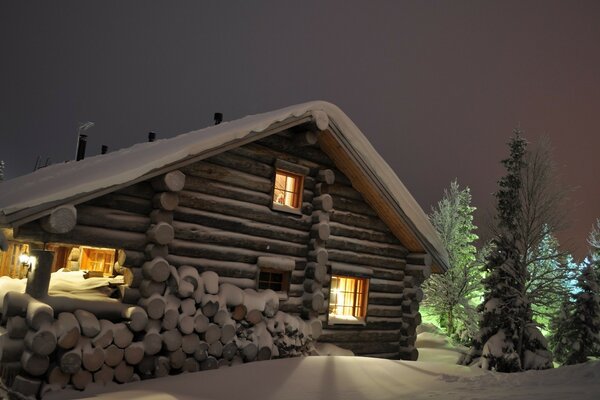 木乡村房子在冬天在雪下