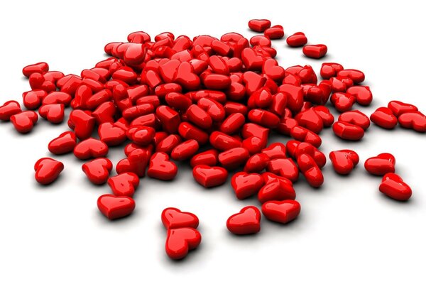 Pilules rouges en forme de coeur sur fond blanc