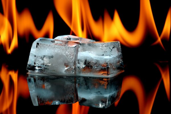 Eiswürfel auf Glas auf Flamme Hintergrund