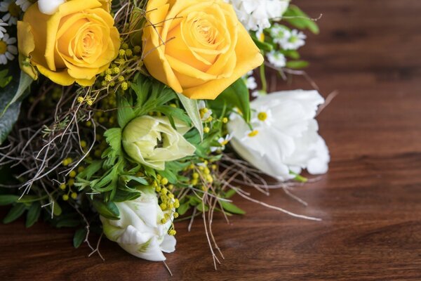 Blumenstrauß mit gelben Rosen zur Hochzeit