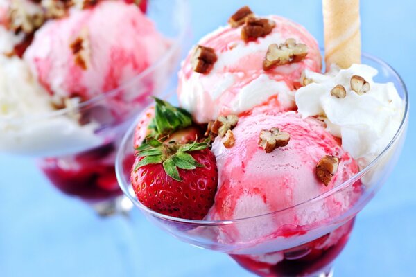 Eis mit Erdbeeren in einer Glasschüssel