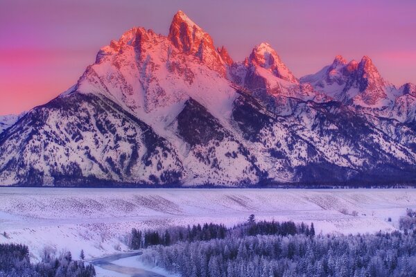 Paesaggio innevato all alba