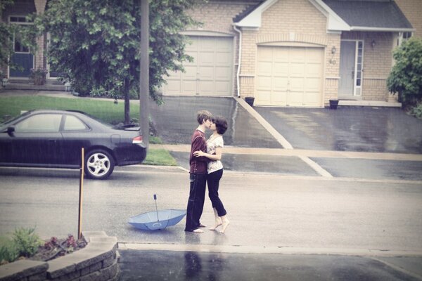 Couple d amoureux se mouille sous la pluie