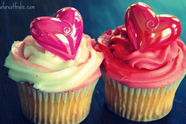 Un régal pour la Saint-Valentin. Beaux gâteaux avec des coeurs