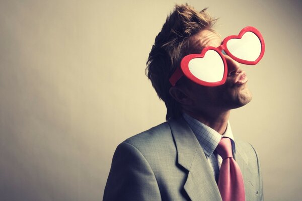 Retrato de un hombre con gafas de corazón