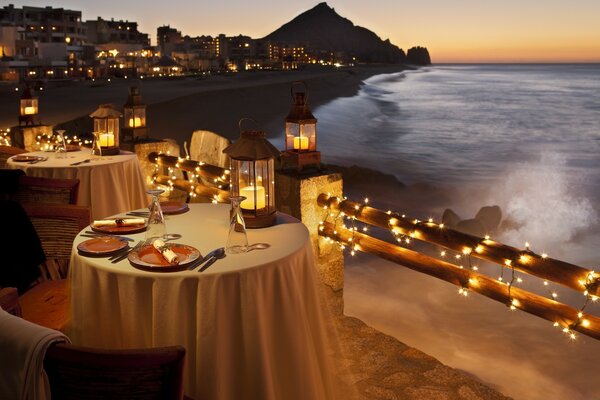 Restaurante junto al mar