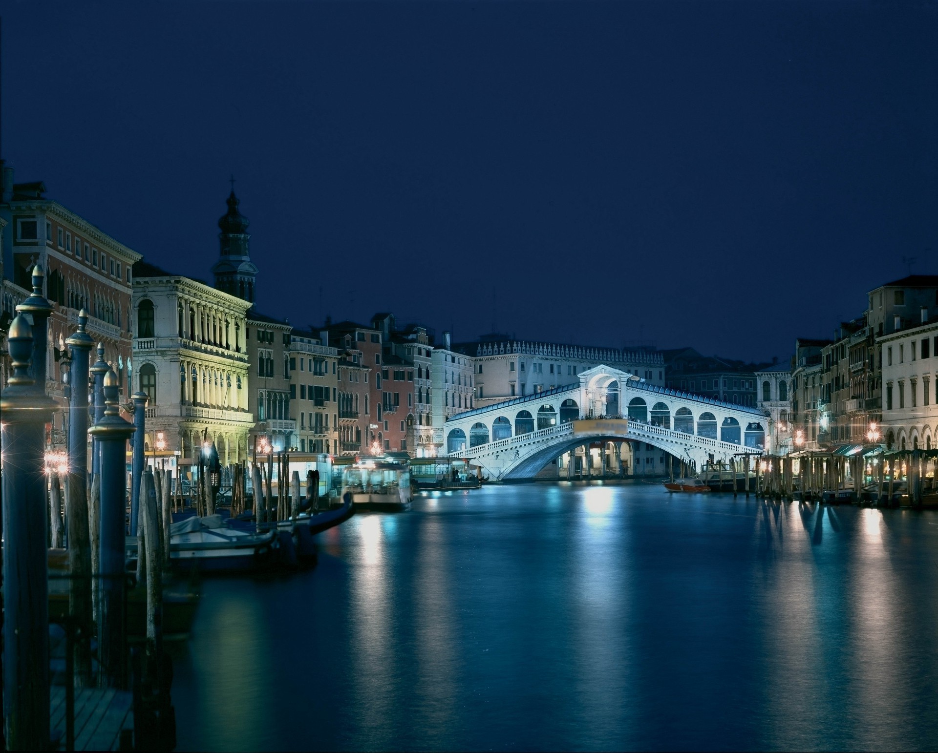 stadt und architektur wasser kanal brücke reisen architektur fluss venezianer im freien stadt reflexion gondeln haus dämmerung abend himmel uferpromenade hintergrundbeleuchtung sonnenuntergang haus