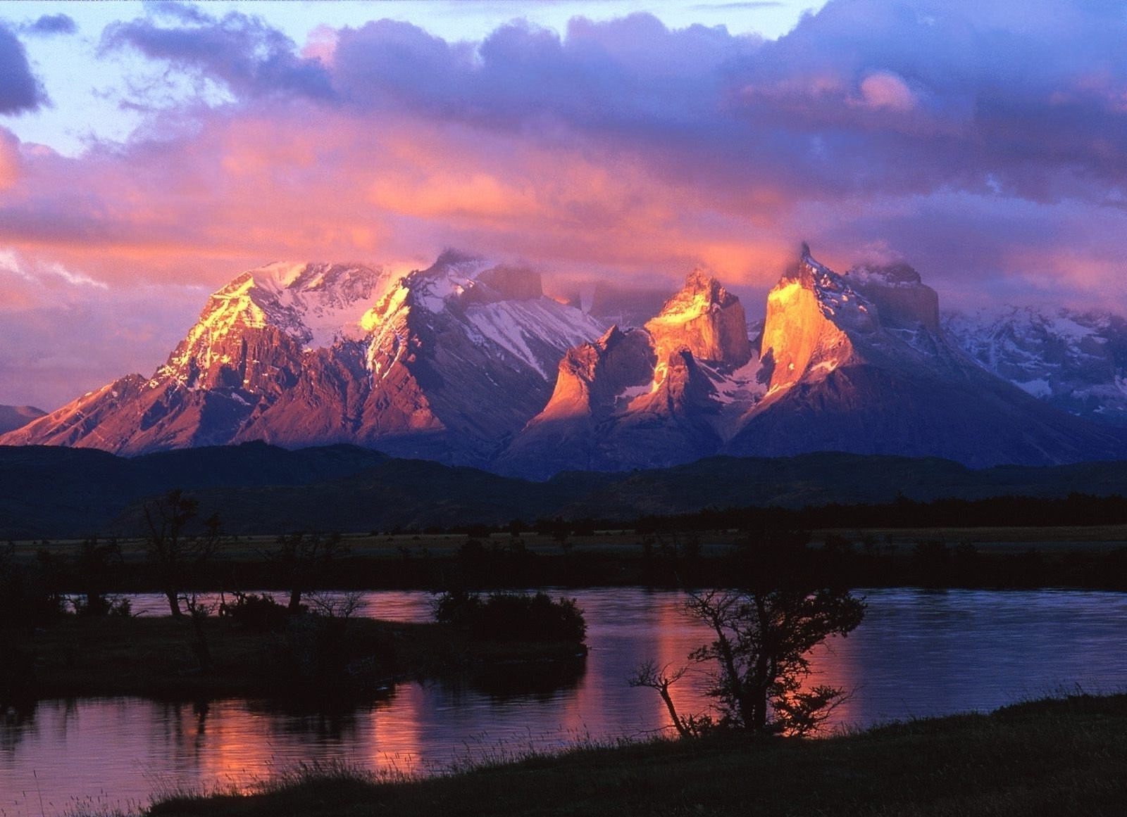 coucher de soleil et aube réflexion lac eau montagnes aube coucher de soleil paysage soir ciel crépuscule rivière nature à l extérieur voyage scénique arbre neige