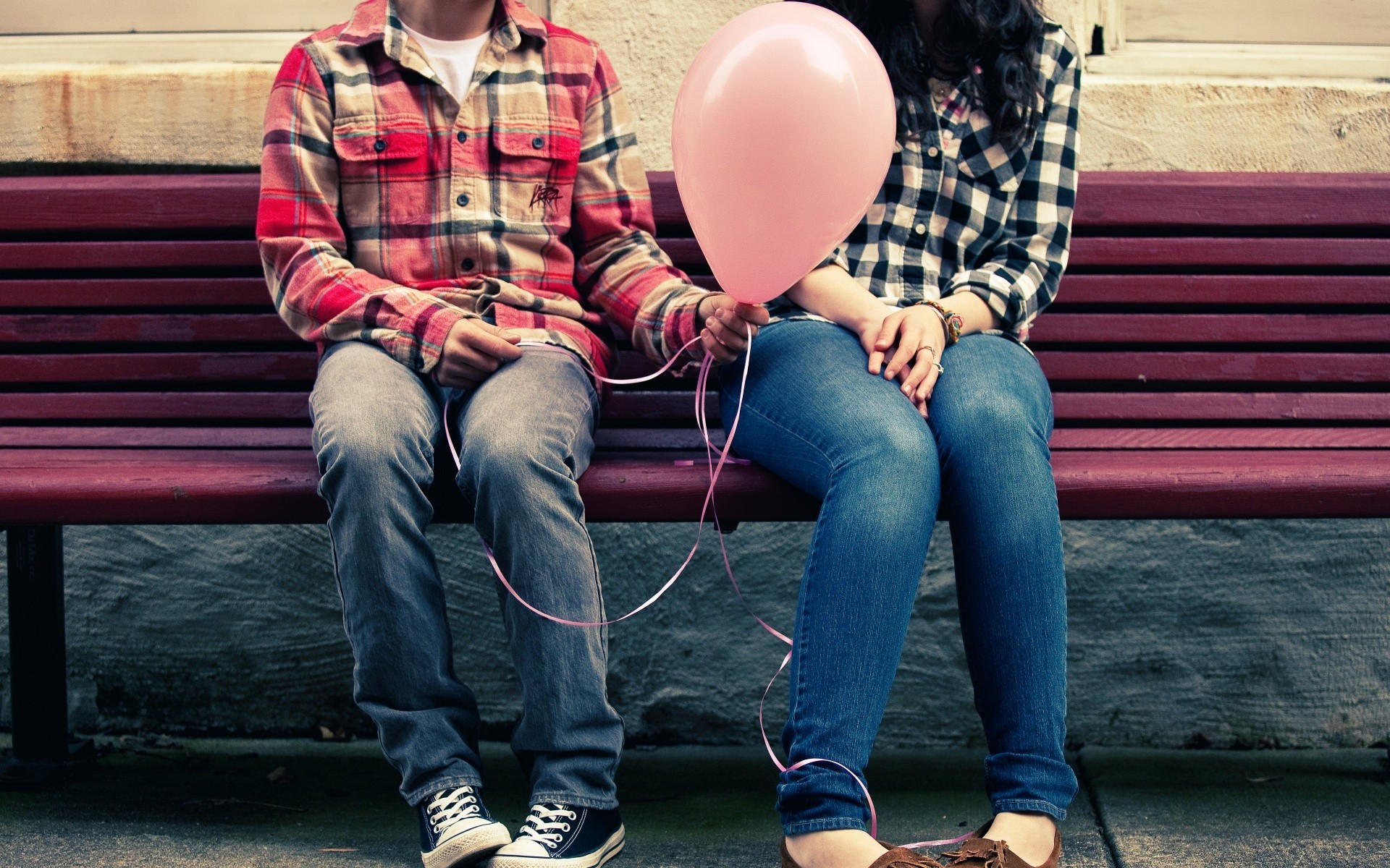 día de san valentín mujer joven solo adulto sentarse al aire libre hombre música retrato chica moda diversión casual urbano adolescentes banco