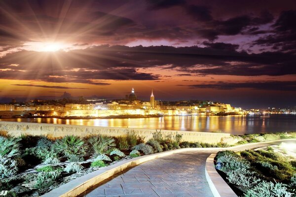 Ciudad nocturna al borde del mar