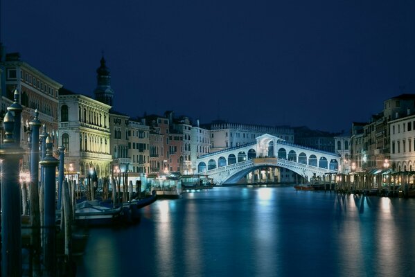 Le strade della città notturna sono illuminate da lanterne