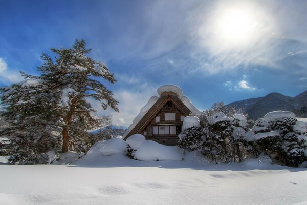 Verschneite Hütte am Stadtrand