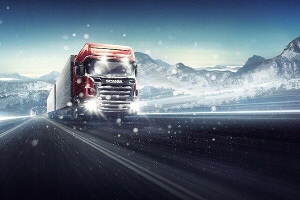 Camion in movimento sulla strada invernale