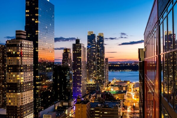 Vista dei grattacieli con il tramonto. bellissimo centro città