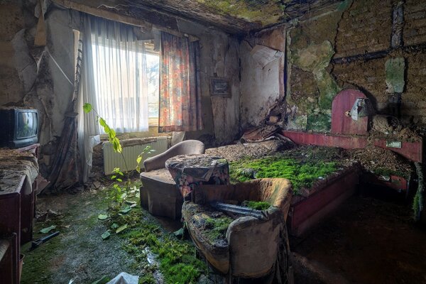 Casa abandonada con cama grande