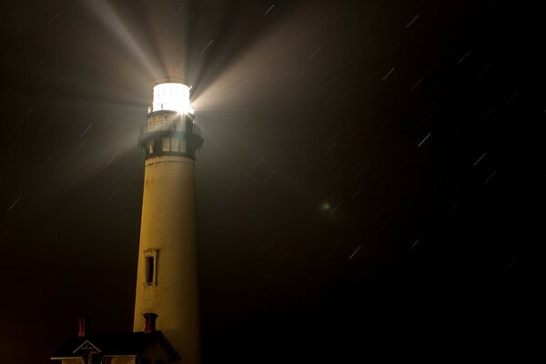 A luz do farol ilumina a noite escura