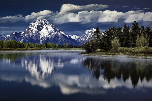 Lago e montagne innevate