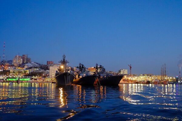 Les navires se balancent sur l eau dans le port de mer