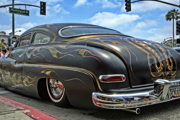 Elegante coche retro en exhibición