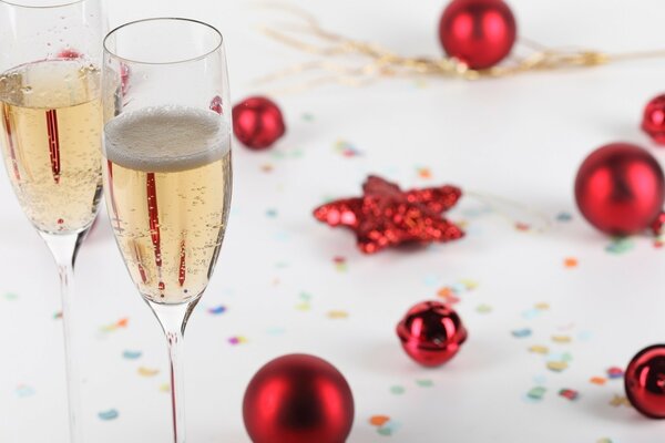 Champagner und Weihnachtsschmuck für das Neujahrsfest