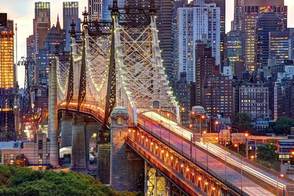 Puente colgante en el centro de la ciudad