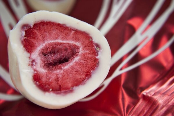 Erdbeeren in weißer Schokolade im Schnitt