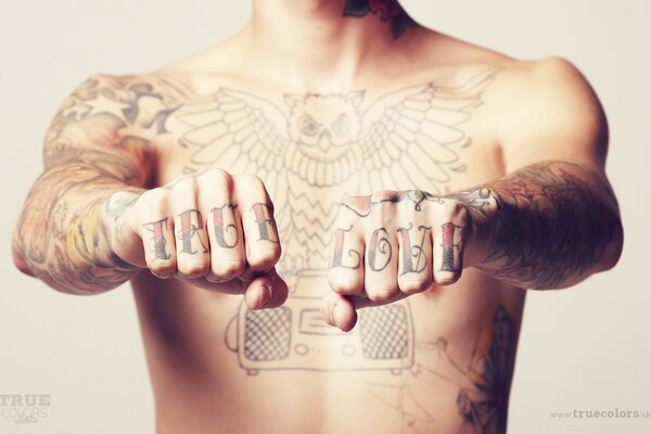 Tatouage de main d adulte sur le corps masculin