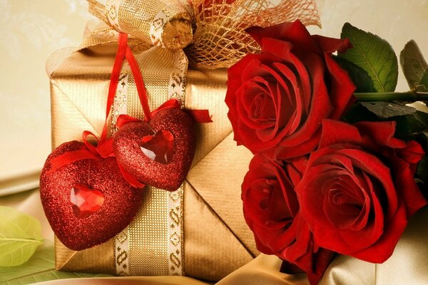 Hermoso regalo con corazones rojos y flores