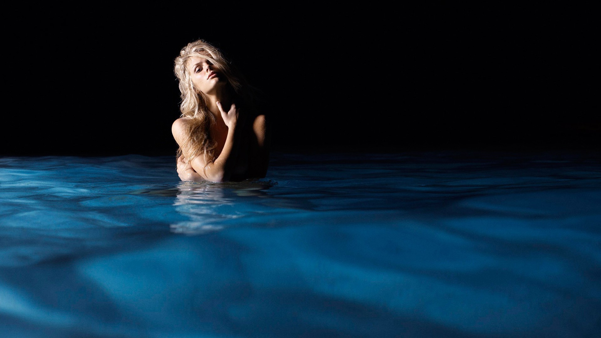 dans l eau eau nu fille océan mer sombre femme plage