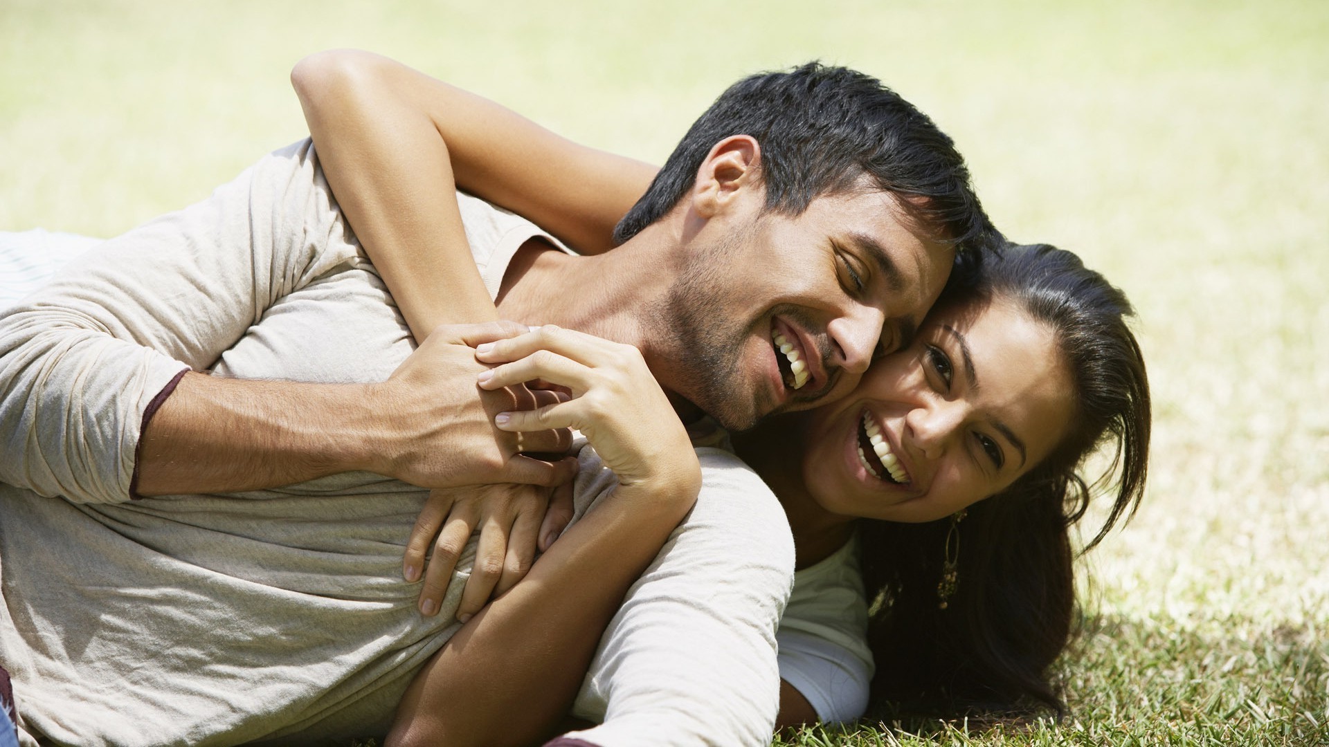 parejas enamoradas mujer relajación al aire libre descanso unión amor amor hombre reclinado expresión facial abrazos adulto felicidad placeres dos luz del día romance