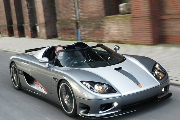 Voiture grise rapide sportive